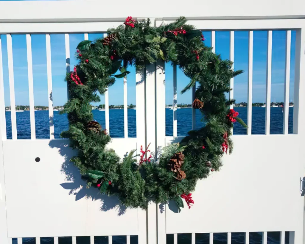 put wreath on fence for christmas decoration
